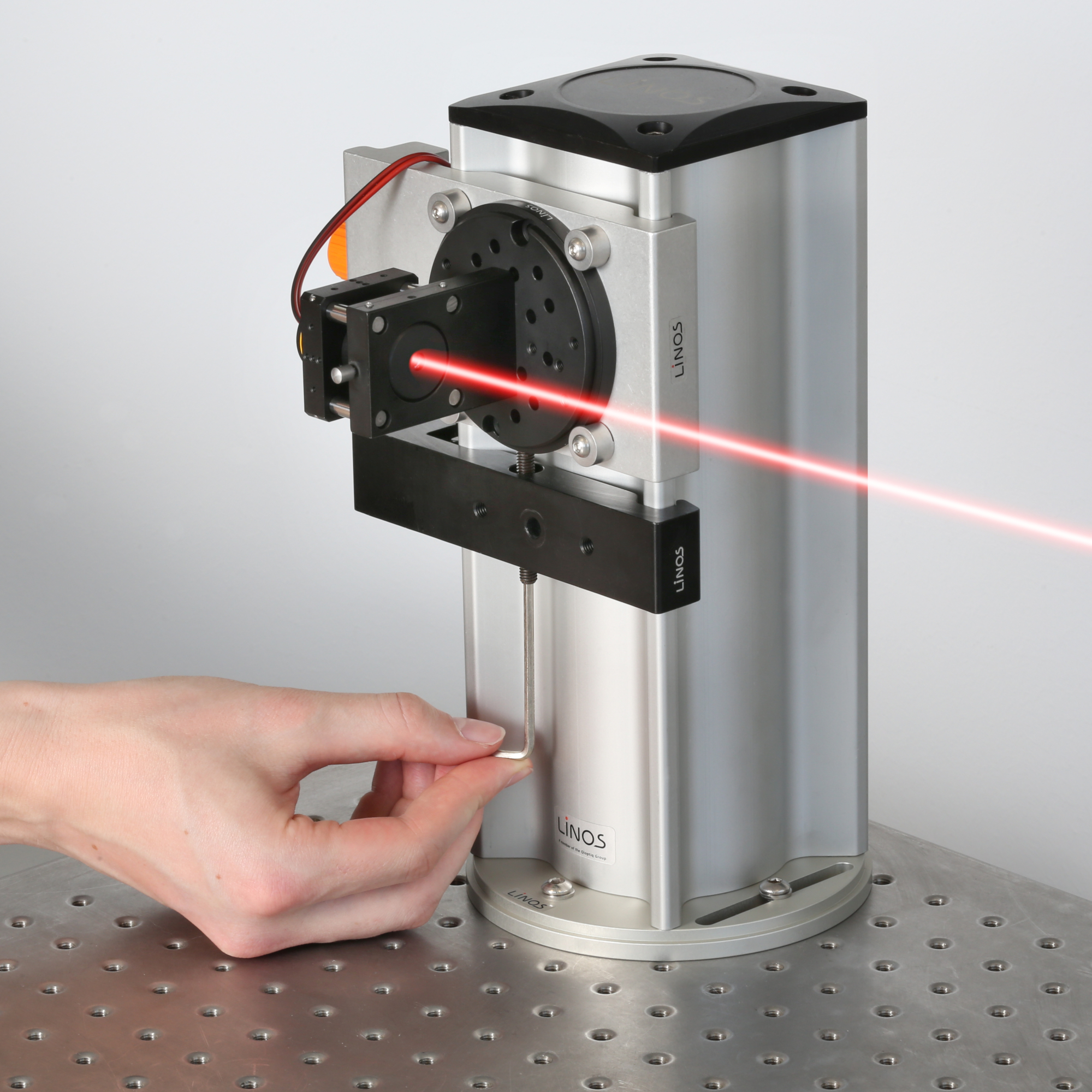 Application example: A Profil X 95 with attached alignment laser is mounted vertically on an optical table with the help of the Base Plate X 95
