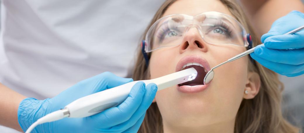 Die ergonomischen Intraoralkameras von Excelitas personalisieren die Interaktion mit dem Patienten mit hochauflösenden Bildern und Videos, die durch eine automatische, schnell fokussierende Flüssiglinse scharf gehalten werden.