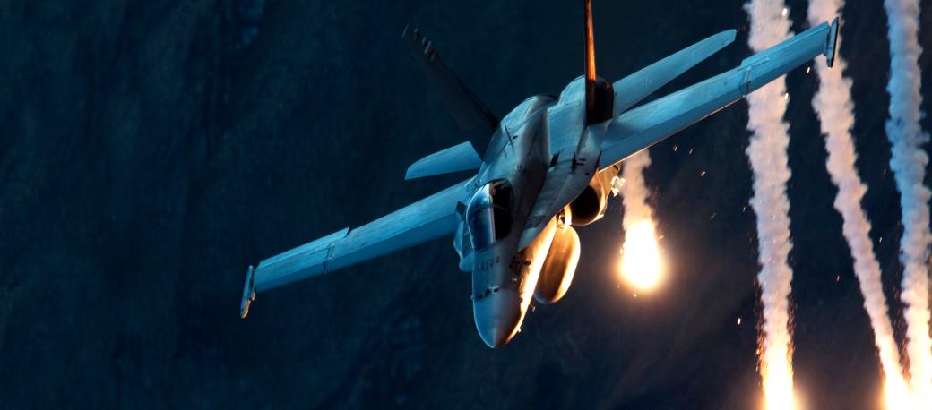 McDonnell Douglas F/A-18 Hornet setzt Leuchtgeschosse für Raketenabwehr und Ausweichmanöver ein
