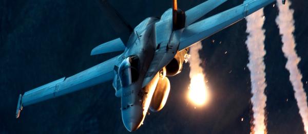 McDonnell Douglas F/A-18 Hornet setzt Leuchtgeschosse für Raketenabwehr und Ausweichmanöver ein